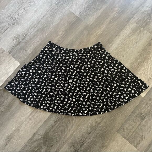 Forever21 Flounced Mini Skirt Black White Geometric Large Party Feminine - Picture 7 of 11